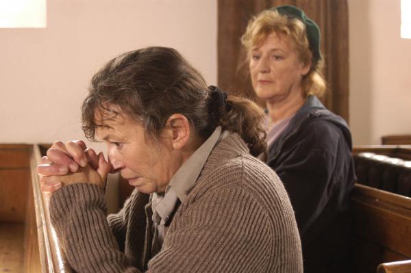 Bild 1 von 5: Alyssa Bradley (Marion Bailey, l.) und Lynne Fox (Maggie Steed, r.).
