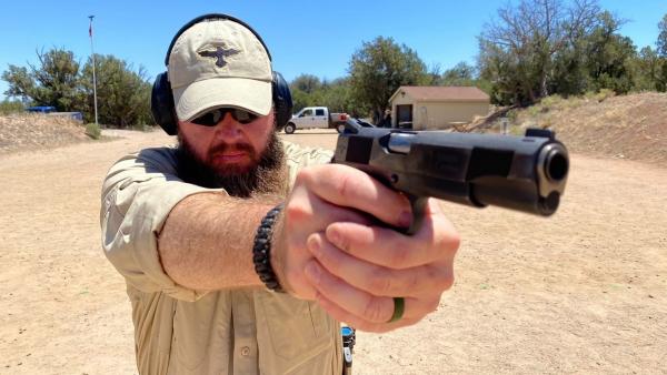 Bild 1 von 5: An der Gunsite Academy in Arizona werden aus Durchschnittsbürgern versierte Schützen.