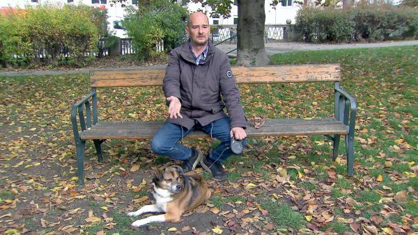 Bild 1 von 1: Im Bild: Herr Andreas, mit Hund Benno, leben derzeit in einem Haus der Caritas.