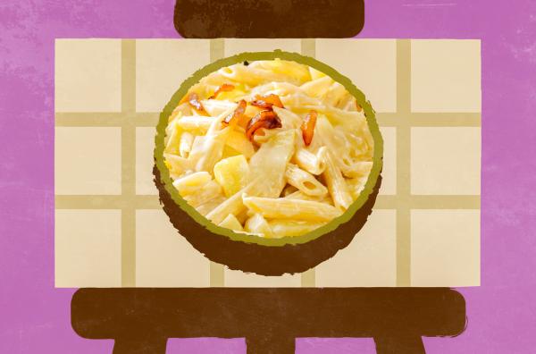 Bild 1 von 3: Älplermagronen sind ein Schweizer Gericht, das mit Nudeln, Kartoffeln und reichlich Käse zubereitet und mit Apfelmus serviert wird.