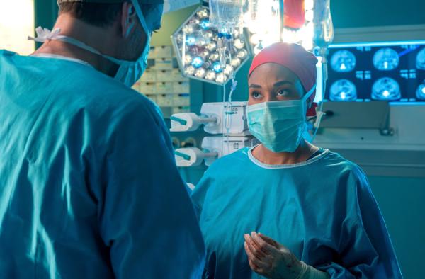 Bild 1 von 15: Dr. Kai Hoffmann (Julian Weigend) hält es für keine gute Idee, dass Dr. Lucia Böhm (Vanessa Rottenburg) die OP einer jungen Patientin übernimmt.