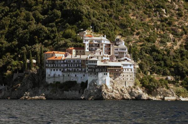Bild 1 von 3: In Griechenland ist der Berg Athos, Zentrum der orthodoxen Mönche, für Frauen verboten ? bis eine mutige Journalistin dieses Verbot brach.