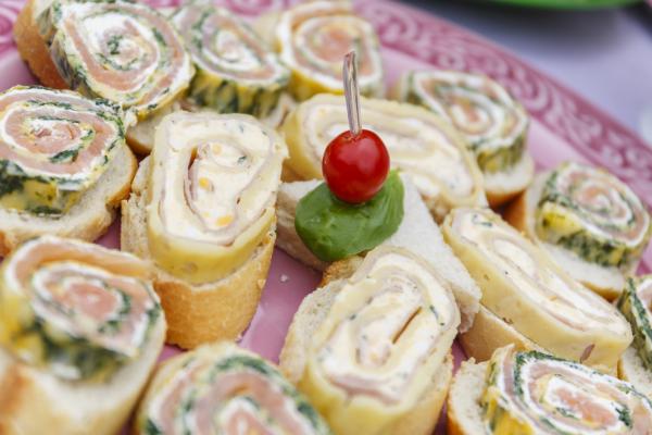 Bild 1 von 27: Begrüßungshappen (Spinat-Lachs-Frische-Rolle, Schinken-Käse-Rolle).