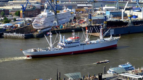 Bild 1 von 2: Der Hamburger Hafen ist einer der wichtigsten deutschen Wirtschaftsstandorte. Mehr als 150.000 Jobs hängen in der Metropolregion direkt vom Hafen ab.