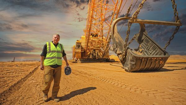Bild 1 von 6: Der Geologe Colin Devey ist bei Untersuchungen in der jordanischen Phosphor-Mine.