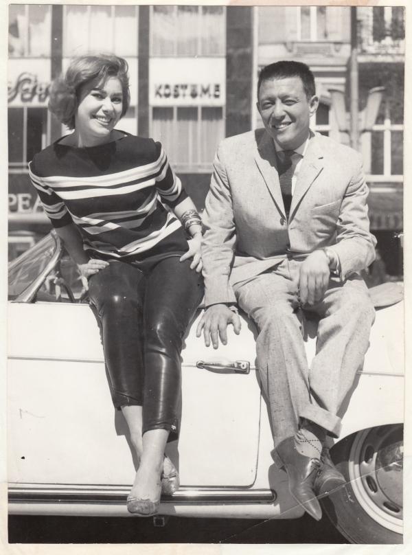 Bild 1 von 5: Nachtklubbesitzer Rolf Eden mit Damenbekanntschaft in Berlin.