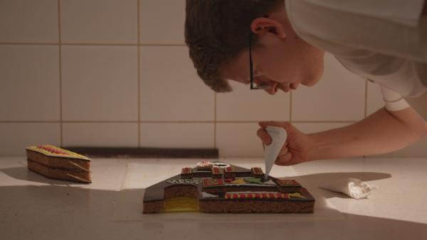 Bild 1 von 5: Martin Kotzsch beim Verzieren