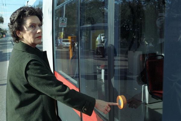 Bild 1 von 8: Im Bild: Regine Beranek (Hertha Schell) bei der Straßenbahnhaltestelle.