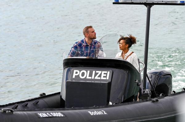 Bild 1 von 5: Im Bild: Michael Jungbluth (Florian Schmidtke, l.) hat das WaPo- Boot gekapert, weil er seiner Geliebten Zola Burchardt (Sithembile Menck, r.) helfen will. Diese steht unter dem Verdacht ihren Mann ermordet zu haben.