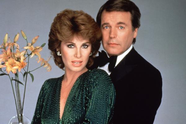 Bild 1 von 12: Jennifer Hart (Stefanie Powers, l.); Jonathan Hart (Robert Wagner, r.)