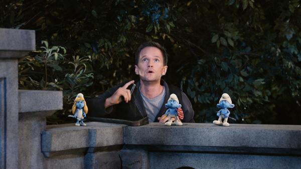 Bild 1 von 3: Patrick Winslow (Neil Patrick Harris) kann sich langsam mit den Schlümpfen, die sich heimlich in sein Haus geschlichen haben, anfreunden. Er möchte Schlumpfine, Muffi und Clumsy, dem Unglücksraben, helfen, in ihre Welt zurückzukehren.
