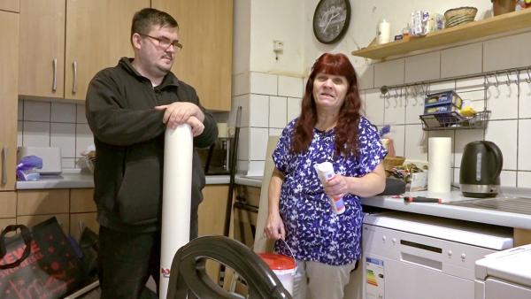 Bild 1 von 2: Petra und Sohn Pascal wollen gemeinsam den Boden mit PVC belegen