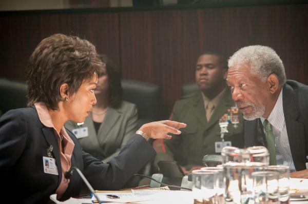 Bild 1 von 15: Im Bild: Angela Bassett (Lynne Jacobs, Leiterin des Secret Service), Morgan Freeman (Speaker Trumbull).