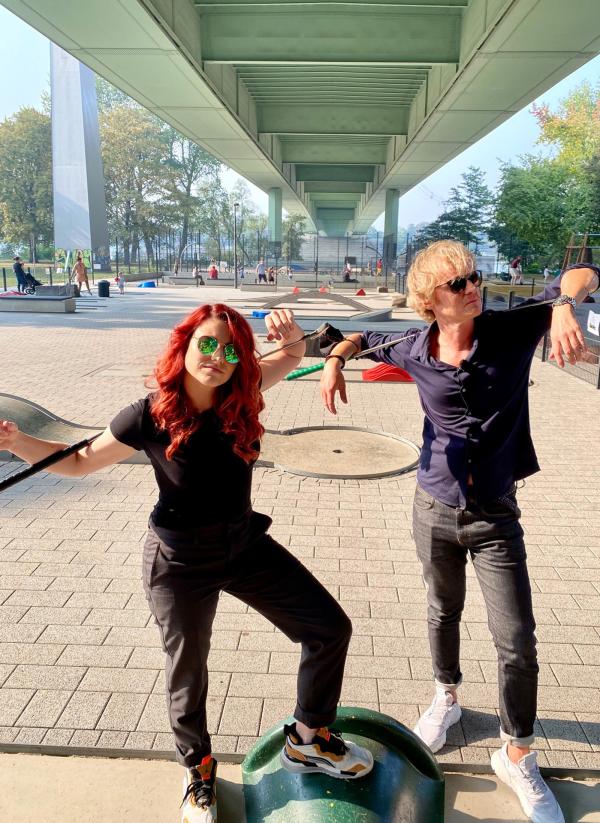 Bild 1 von 5: Tahnee und Pierre M. Krause spielen Minigolf unter der Kölner Zoobrücke.