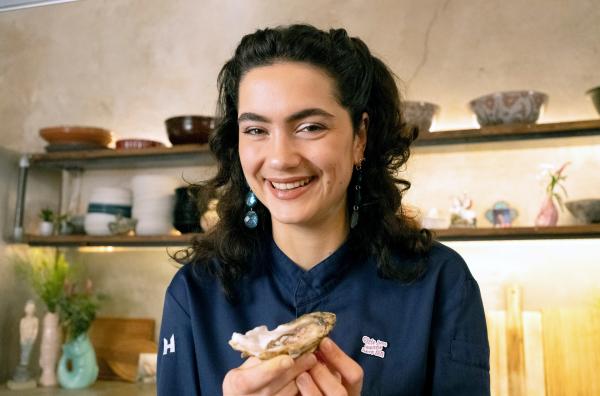 Bild 1 von 3: Austernfan Lucie mit der Delikatesse aus dem Meer