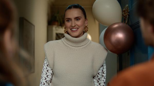 Bild 1 von 3: Nora (Rosa Robson) begrüßt Jen und Jizz an der Türe. Sie hat sie zur Geburtstagsfeier von Alfie eingeladen. Nora versucht es mal freundlich und will ihrem Sohn den Geburtstag nicht verderben.