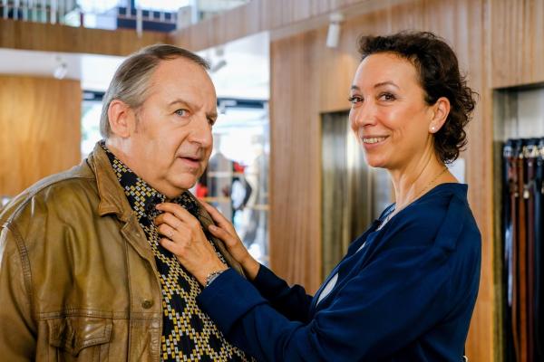 Bild 1 von 4: Wolf Bachofner (Franitschek), Ursula Strauss (Angelika Schnell).