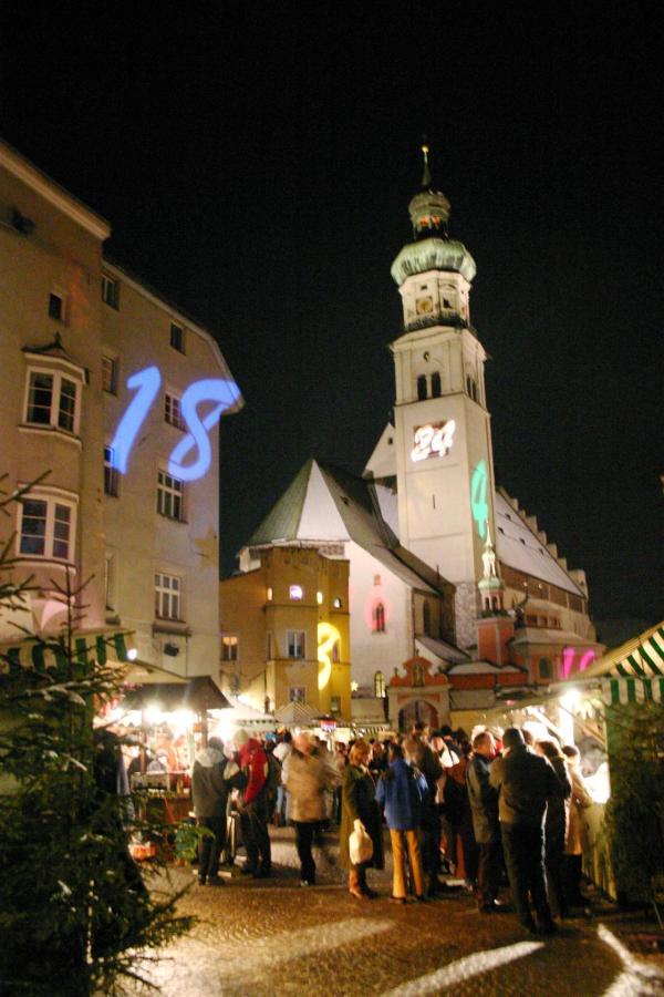 Bild 1 von 2: Im Bild: Adventmarkt, Oberer Stadtplatz, Hall in Tirol.