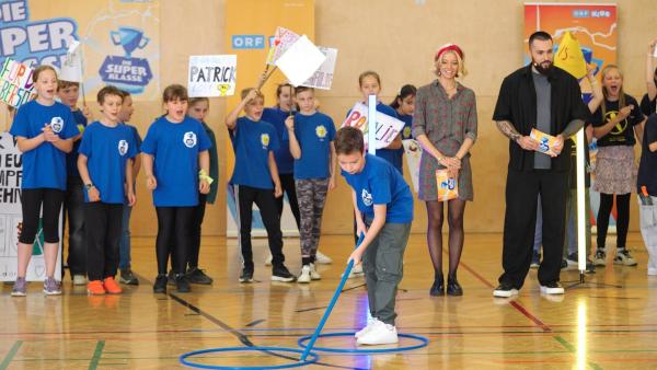 Bild 1 von 11: Im Bild: Tudor, Anna, Tobias und Rosalie (VS Ebersdorf) mit Fanny und Stefan.