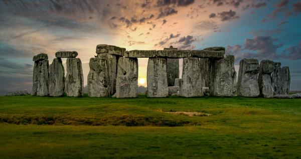 Bild 1 von 4: Stonehenge und andere Megalith-Bauwerke faszinieren die Menschen seit Jahrtausenden und stellen eines der rätselhaftesten Relikte der Vorzeit dar. Doch was verbirgt sich hinter den steinzeitlichen Anlagen?