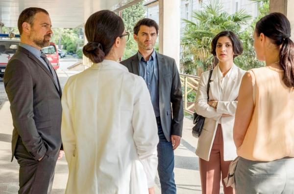 Bild 1 von 23: Im Bild: Branka (Neda Rahmanian), Emil (Lenn Kudrjawizki) und Manojlovic (Juergen Maurer, li.) ermitteln im Krankenhaus und befragen eine Ärztin (Kristina Krepela) und Irina (Arijana Antunovic) nach Dr. Ivandas Methoden.