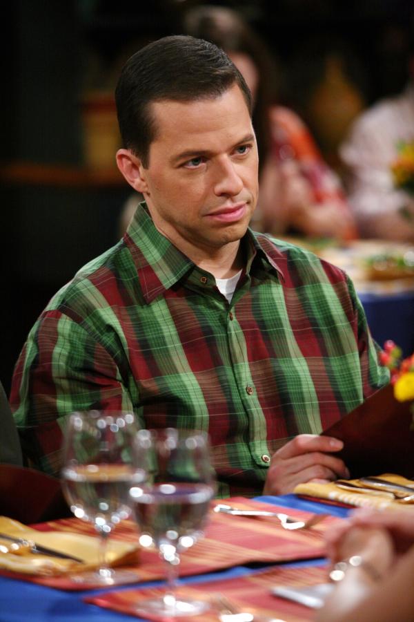 Bild 1 von 10: Bereut es, seinen Bruder Charlie zu einem gemeinsamen Abendessen mit Linda und Donna überredet zu haben: Alan (Jon Cryer) ...