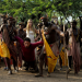 Im Brautkleid durch Afrika