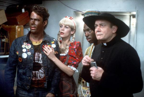 Bild 1 von 10: Chaos pur: Die Prostiuierte Ophelia (Jamie Lee Curtis, 2.v.l.) und Gauner Billy Ray Valentine (Eddie Murphy, 2.v.r.) klären Louis Winthorpe III (Dan Aykroyd, l.) über die Wette auf ...