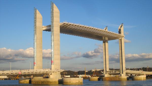 Bild 1 von 3: In Bordeaux ist die höchste Hubbrücke Europas, die Pont Jacques Chaban-Delmas, zu finden. Sie besteht aus mehr Stahl als der Eifelturm: insgesamt 7.000 Tonnen.