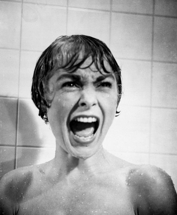 Bild 1 von 9: In einem abgelegenen Motel nimmt Marion (Janet Leigh) eine Dusche - die letzte ihres Lebens ...
