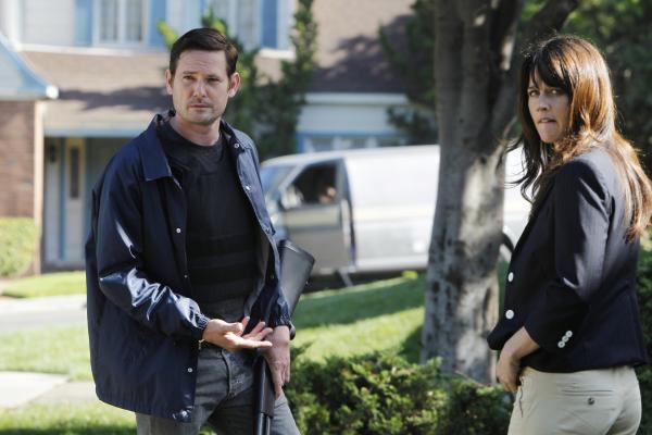 Bild 1 von 6: Teresa (Robin Tunney, r.) ermittelt in einem neuen Fall und stößt dabei auf ihren Bruder Tommy (Henry Thomas, l.). Doch was hat er damit zu tun?
