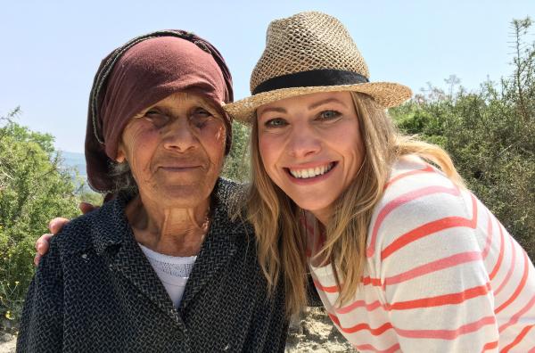 Bild 1 von 2: Moderatorin Andrea Grießmann (rechts) mit Winzerin und Urgroßmutter Andreani Makarounas.
