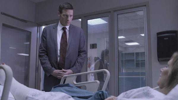 Bild 1 von 8: Lt. Joe Kenda (Carl Marino, l.) wird gerufen, um einen bizarren Fall der Vergiftung in einem belebten Innenstadtkrankenhaus zu lösen. Doch Kenda ist schockiert, als das Opfer denn einzig möglichen Verdächtigen entlastet. Was und wer steckt dahinter?