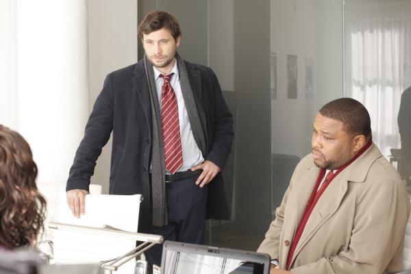 Bild 1 von 6: (l-r) Jeremy Sisto as Cyrus Lupo, Anthony Anderson as Det. Kevin Bernard -- NBC