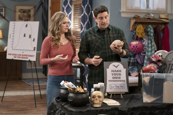 Bild 1 von 17: Kay (Maggie Lawson, l.); Mike (Jason Biggs, r.)