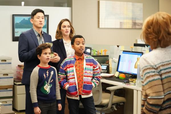 Bild 1 von 10: (im Uhrzeigersinn) Miggy Park (Jake Choi); Angie D'Amato (Leighton Meester); Rory Banks (Devin Trey Campbell); Graham D'Amato (Tyler Wladis)