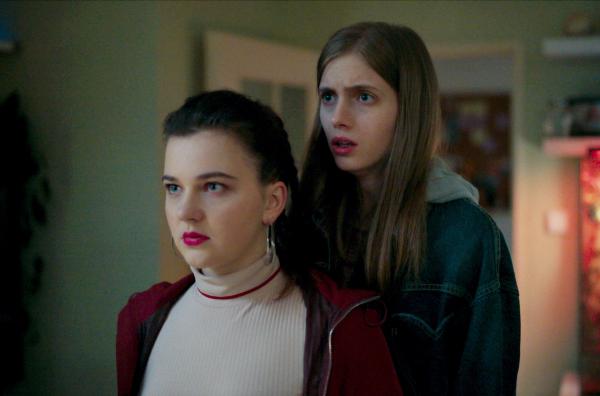 Bild 1 von 2: In Olmo Omerzus Kurzfilm ?Während wir schliefen? müssen die beiden 16-Jährigen Dá?a und Klára lernen, mit toxischer Männlichkeit umzugehen.