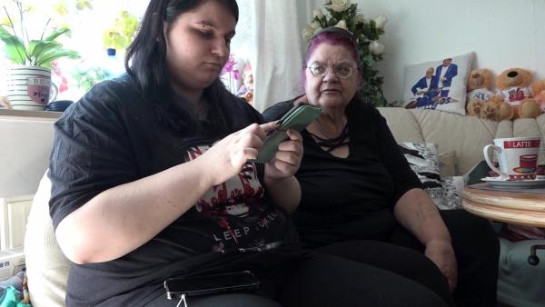 Bild 1 von 2: S13E30: Brigitte ist voller Stolz, denn Tochter Nicole möchte ihren Schulabschluss nachholen. Doch seit sie bei \