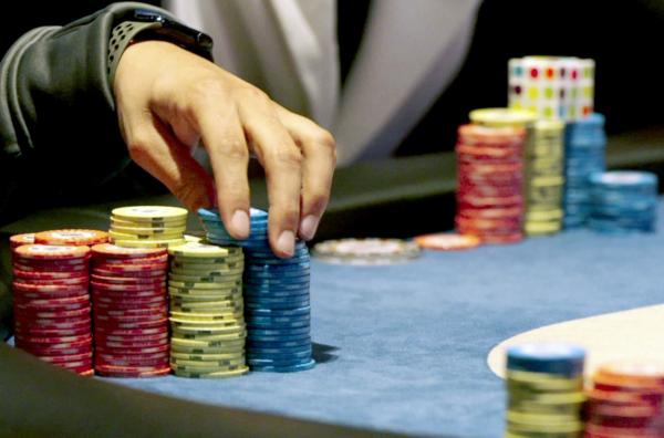 Bild 1 von 2: Im Casino in Rozvadov türmen sich Chips auf dem Tisch. Hier beginnt der Traum ? oder das Desaster.