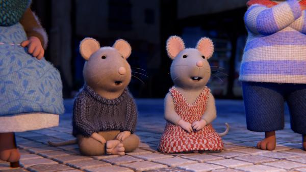 Bild 1 von 2: Sam (links) und Julia (rechts) sitzen mit anderen Hausbewohnern des Mäusehauses im Hof und lauschen den Geschichten von Oma Gouda.
© ZDF/Cielo Films/Caribara Production/SuperswissRed/M.A.R.K.13/ZDF Studios GmbH - Honorarfreie Verwendung gemäß AGB im redaktionellen Zusammenhang mit genannter Sendung bei Nennung \