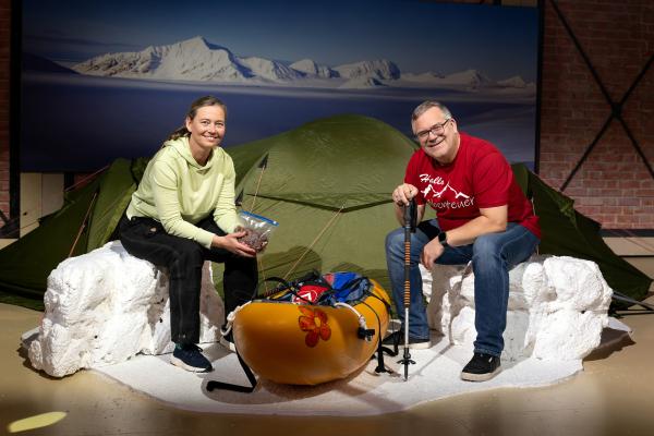 Bild 1 von 3: Birgit Lutz erzählt Elton von ihren Arktis-Expeditionen.© ZDF/Ralf Wilschewski - Honorarfreie Verwendung gemäß AGB im engen inhaltlichen redaktionellen Zusammenhang mit genannter Sendung bei Nennung \