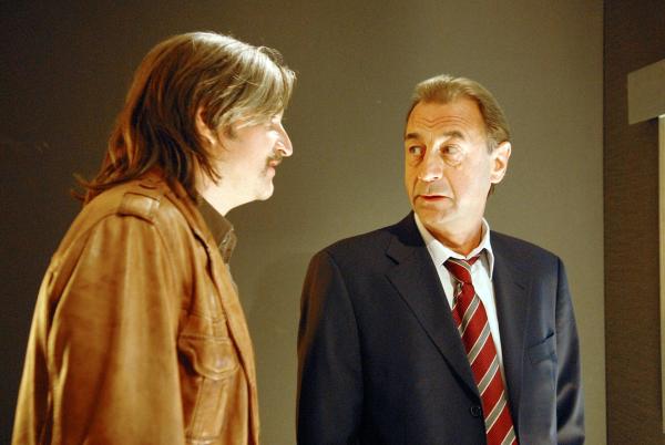 Bild 1 von 19: Im Bild (v.li.): Stefan Jürgens (Carl Ribarski), Dietrich Siegl (Otto Dirnberger).