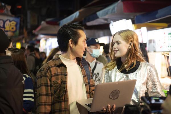 Bild 1 von 9: Paul (Justin Chon, l.); Erin (Ellie Bamber, r.)