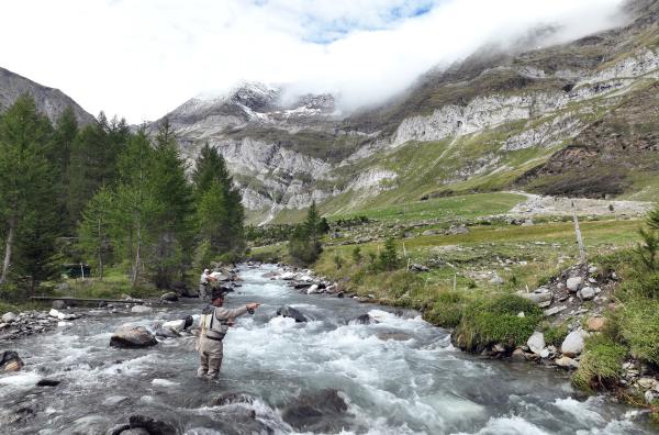 Bild 1 von 5: Der Pfelderer Bach, umrahmt von hohen Bergen, lädt zum Fliegenfischen ein.
