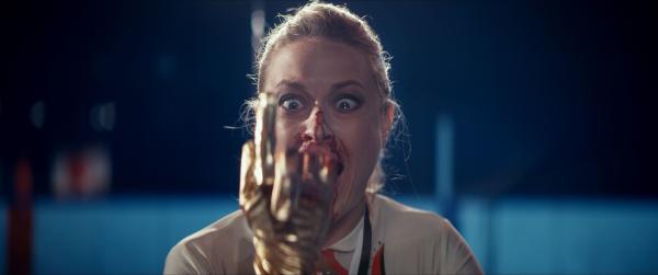 Bild 1 von 7: Als Rivalin bei einem Eiskunstlaufwettbewerb belegt Svetlana Ivankova (Florence Fauquet) vor Lola den ersten Platz. Diese rächt sich an ihr und verletzt sie schwer.