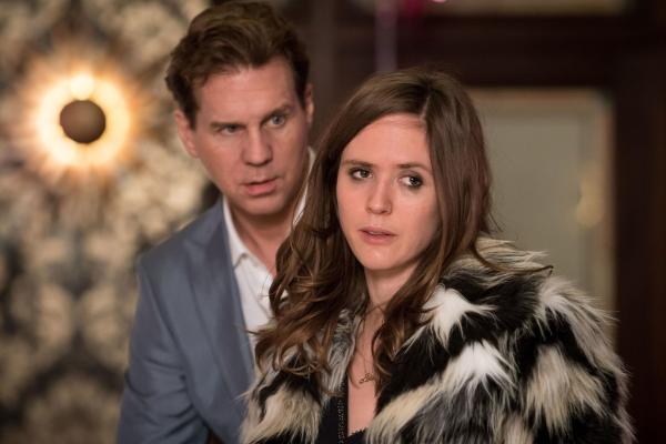 Bild 1 von 5: Dr. Lars Möller (Thomas Heinze, l.); Hannah Falck (Emily Cox, r.)