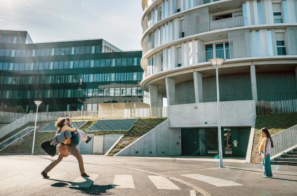 Bild 1 von 5: Der Familienvater Damien (Bastien Bouillon, Mi.) zieht mit seiner Frau Nadia (Mouna Soualem, li.) und Tochter Chloé (Milla Harbouche, re.) in eine neue Wohnung. Noch ist es eine heile Welt.