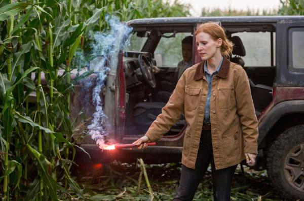 Bild 1 von 4: Mit Hilfe einer Leuchtfackel legt Murph (Jessica Chastain) Feuer auf dem Maisfeld ihres Bruders.