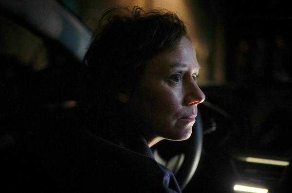 Bild 1 von 28: Im Bild: Als Franziska Tobler (Eva Löbau) auf dem Hof der Bergs ankommt, wird sie von einer gefährlichen Situation überrascht.