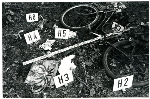 Bild 1 von 9: Anneliese W. ist im September 1978 mit dem Fahrrad unterwegs. Sie stößt an einer Kreuzung mit ihrem Mörder zusammen.  Es kommt zum Streit. Das Rad der getöteten Anneliese W. und ihre Tasche finden die Ermittler am Tatort.
